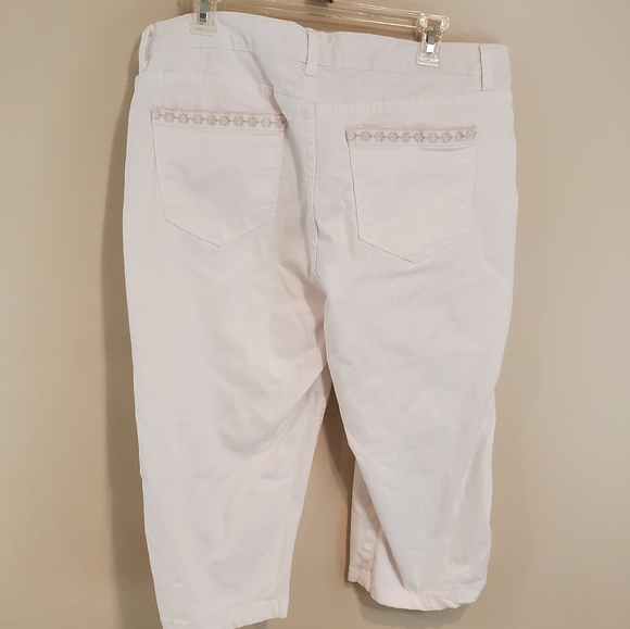 ➕ Code Bleu Denim Capris - Picture 2 of 6